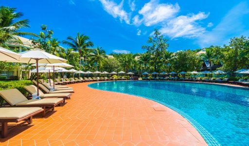 umbrella-chair-around-swimming-pool